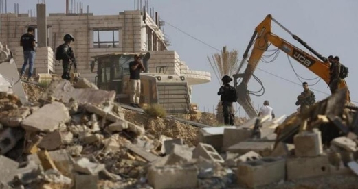 العدو الصهيوني يخطر بالهدم ووقف البناء لمزيد من المنازل غرب أريحا