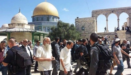آلاف المستوطنين يقتحمون القدس ويؤدون طقوساً تلمودية قرب حائط البراق
