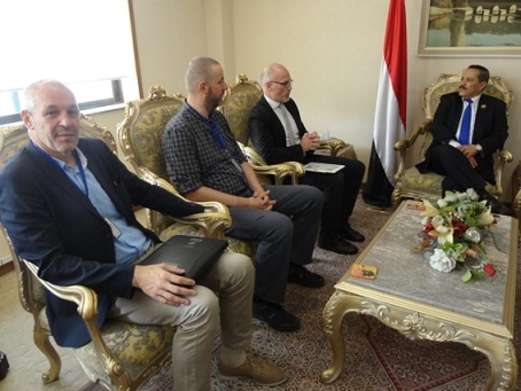 وزير الخارجية يلتقي الفريق الفني الخاص بتطوير ميناء الحديدة
