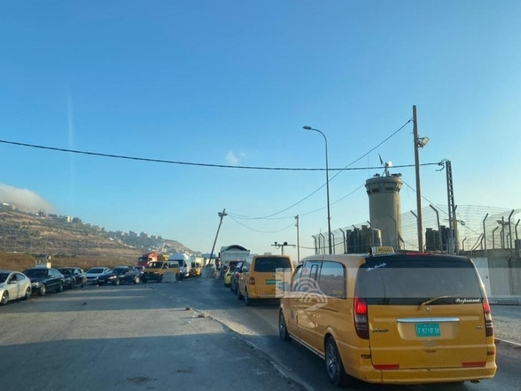 العدو الصهيوني يضيق الخناق على الفلسطينيين و يغلق الحواجز العسكرية في محيط نابلس