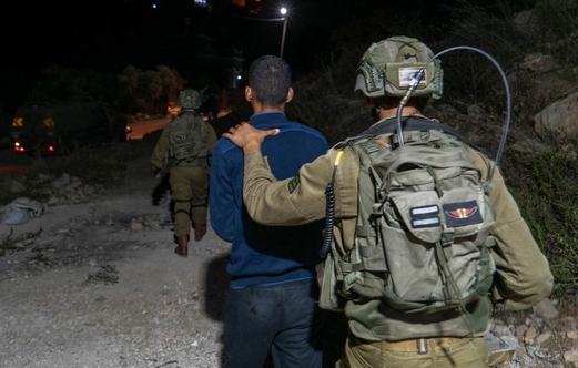 قوات العدو الصهيوني تختطف شابًا فلسطينيا من بلدة أبو ديس بالقدس المحتلة