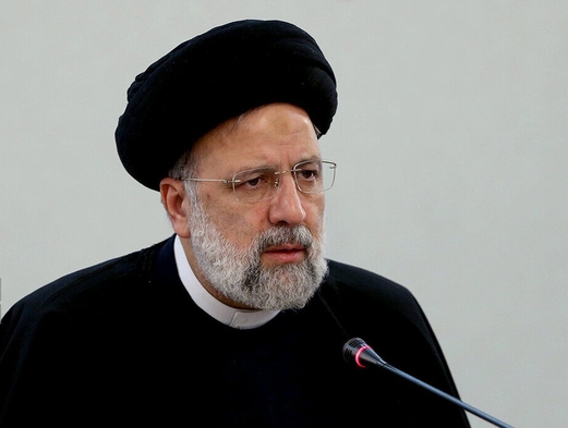 الرئيس الإيراني يرفع القرآن الكريم مستنكرا الاعتداءات عليه ويطالب الأمم المتحدة باحترام الأديان