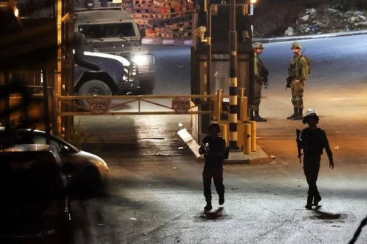 العدو الصهيوني يعتدي على فلسطيني ويمنع إسعافه بنابلس