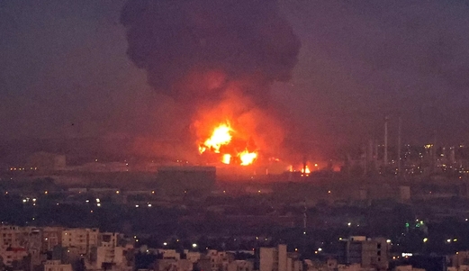 السلطات الكويتية تسيطر على حريق اندلع بمصفاة ميناء الأحمدي النفطية