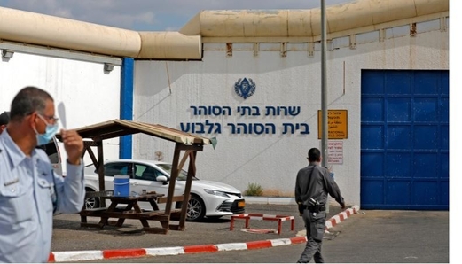 الأسرى الفلسطينيين يقررون إرجاع وجبات الطعام تضامنًا مع المعتقل كايد الفسفوس
