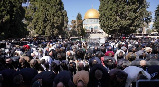 40 ألفا يؤدون صلاة الجمعة في المسجد الأقصى