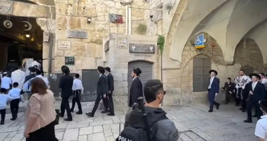 قطعان المستوطنين يؤدون طقوسا تلمودية في البلدة القديمة بالقدس المحتلة