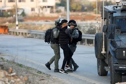 العدو الصهيوني يعتقل شاب فلسطيني من طوباس