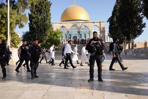 مستوطنون يقتحمون “الأقصى” وشرطة العدو تفرض قيودا على دخول الفلسطينين للقدس المحتل