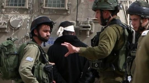 العدو الصهيوني يعتقل فلسطينيا ويوقف العمل ببناء جدار استنادي جنوب الخليل