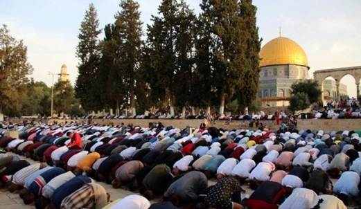 عشرات الآلاف يؤدون صلاة الجمعة في الأقصى رغم إجراءات العدو المشددة