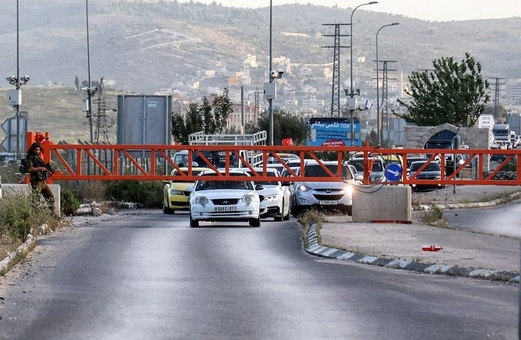 العدو الصهيوني يغلق حاجز زعترة بنابلس وجميع مداخل حوارة الفرعية