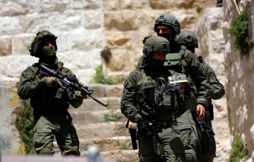 العدو الصهيوني يغلق جميع الحواجز العسكرية المحيطة بمدينة القدس