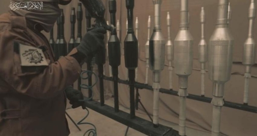 كتائب القسام تكشف عن قذيفة “الياسين” محلية الصنع المضادة للدروع 