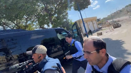 هروب عضو كنيست صهيوني من صواريخ المقاومة الفلسطينية على الهواء مباشرة