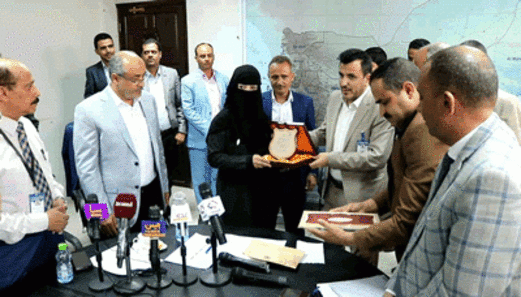 وزير الصحة يكرم مبتكرة جهاز غسيل الكلى المنزلي