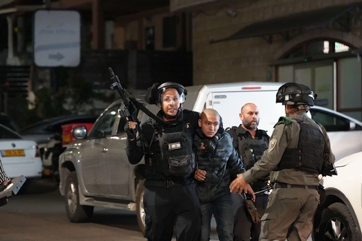 شرطة العدو تعتقل 12 فلسطينيا في أم الفحم خلال قمعها تظاهرة منددة بالعدوان على غزة