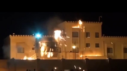 متظاهرون يهاجمون السفارة الصهيونية في البحرين ويحاولون حرقها