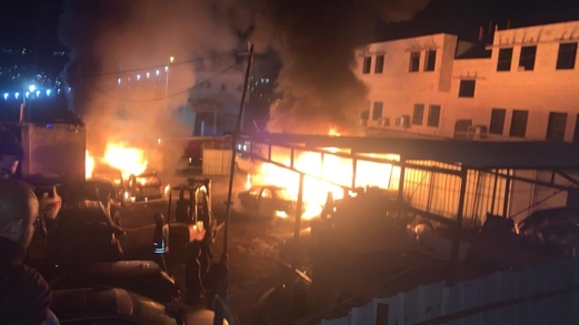 قطعان المستوطنين يهاجمون منازل الفلسطينيين في حوارة ويحرقون مركبة