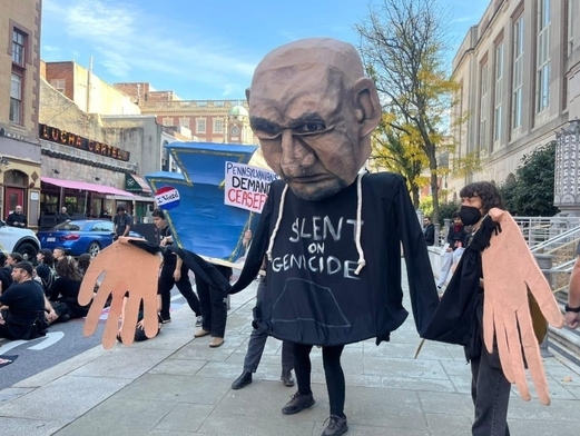 متظاهرون يغلقون شارع مكتب عضو كونغرس أميركي للمطالبة بوقف حرب الابادة على غزة