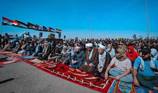 العراقيون يؤدون صلاة “جمعة موحَّدة” على الحدود مع الأردن نصرة لغزة