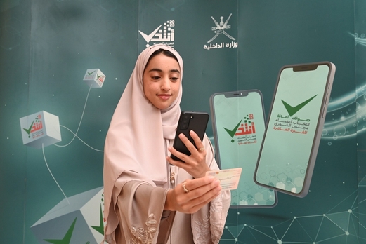 الناخبُون العُمانيون يدلون بأصواتهم لاختيار من يمثلهم في عضوية مجلس الشورى