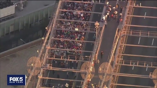 متظاهرون داغستانيون يقتحمون مطار بلادهم ويهاجمون طائرة قادمة من “تل أبيب”