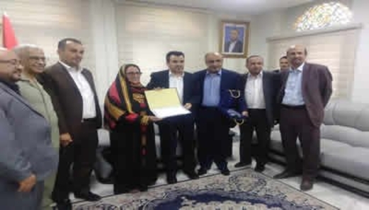 وزير الصحة يكرم منسقة برامج الصحة في اليمن