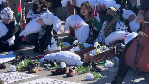 وقفة مع أكفان أطفال غزة أمام البيت الأبيض تطالب بايدن بوقف إطلاق النار فوراً