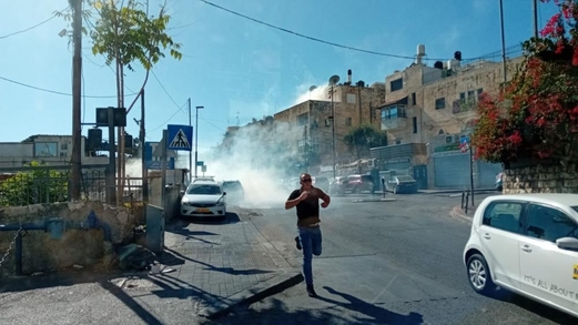 قوات العدو تفرق المصلين في وادي الجوز بقنابل الغاز والمياه العادمة