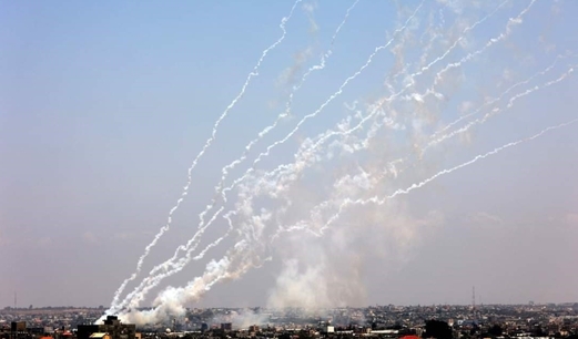 المقاومة الفلسطينية تقصف قاعدة رعيم بالصواريخ واستمرار الاشتباكات غربي غزة