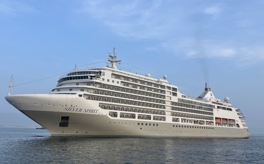 ميناء صلالة العماني يستقبل سفينة سياحيّة كبيرة