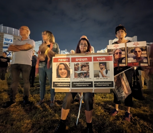 آلاف الصهاينة يتظاهرون في “تل أبيب” ويطالبون باستقالة نتنياهو