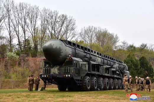 كوريا الشمالية تختبر صاروخا باليستياً مخصصاً لـ”تدمير جزيرة أمريكية”