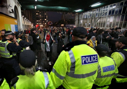 بريطانيون يحتشدون في محطة “واترلوا” للقطارات ويطالبون بوقف العدوان على غزة