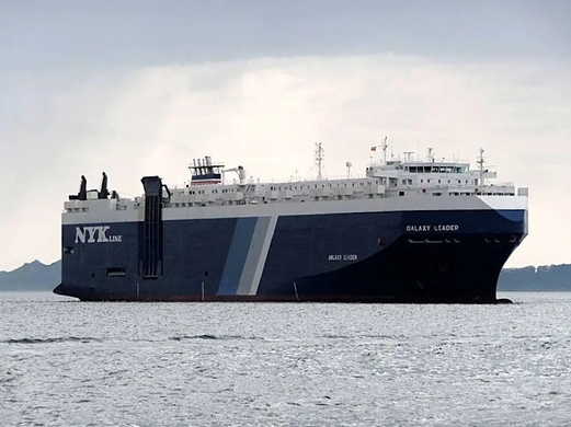 “بلومبرغ”: السفينة المحتجزة في البحر الأحمر تجدد المخاوف من تعطل الملاحة