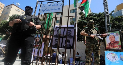 العدو الصهيوني يُحضّر 300 أسير فلسطيني لإطلاق سراحهم في حافلات إلى غزة