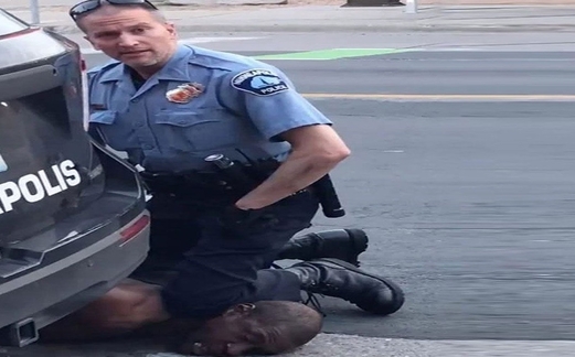 الضابط الأمريكي المدان بقتل جورج فلويد يتعرض للطعن داخل سجنه