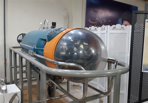 الجيش الإيراني يزيح الستار عن غواصة مُسيرة قادرة على تدمير الألغام