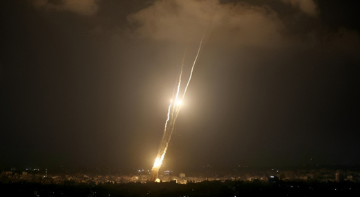 انفجارات كبيرة تهز “تل أبيب” إثر رشقة صاروخية كبيرة أطلقت من شمال قطاع غزة