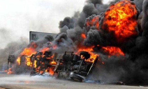 مصرع أكثر من 40 شخصًا في انفجار شاحنة صهريج في ليبيريا