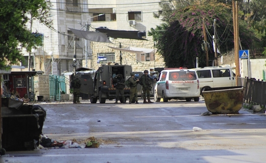 العدو الصهيوني يقتحم رام الله والبيرة ويصيب شابان بالأمعري