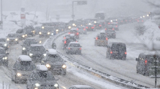 تراكم الثلوج يغلق ثلاثة طرق رئيسة غرب ألمانيا ويسبب اختناقات مرورية