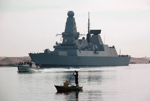 اصطدام سفينتين حربيتين بريطانيتين في مملكة البحرين