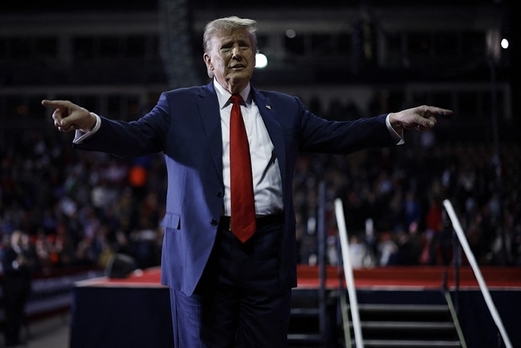 ترامب يعتبر أمريكا “مزبلة” لبقية دول العالم بسبب عدم كفاءة بايدن