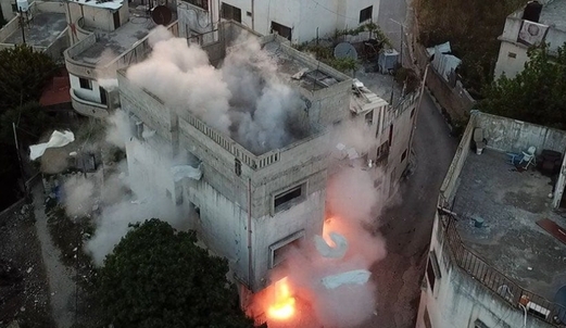 اثر اقتحامها لنابلس ..قوات العدو تفجر منزل أسير في عوريف