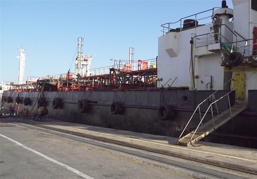 إيران تضبط سفينة أجنبية تحمل 2 مليون لتر من الوقود المهرب في مياه الخليج