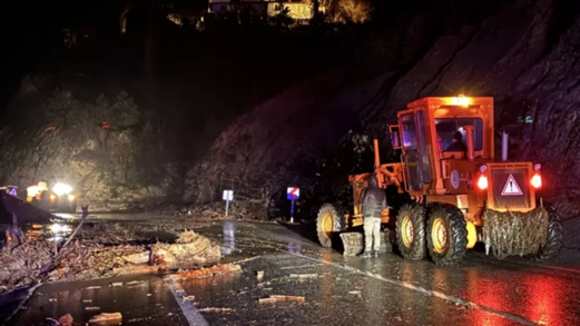 الامطار الغزيرة تتسبب في فيضانات وانهيارت أرضية شمال شرقي تركيا