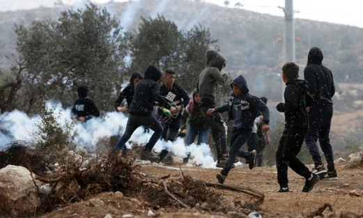 نابلس.. إصابة العشرات بالاختناق واعتقال شابين خلال مواجهات مع العدو في بيتا