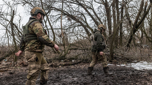 “إيكونوميست”: واشنطن ترسل السلاح فقط والأوكرانيون هم من يقتلون وهذه أرخص وسيلة لتعزيز أمننا